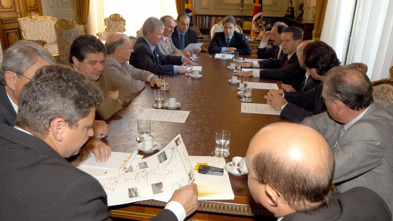 Governador Germano Rigotto durante audiência com a comissão da Rota do Sol. Presentes: Chefe da Casa Civil, Alberto Oliveira, secretário dos Transportes, Alexandre Postal, secretário de Ciências e Tecnologia, Kalil Sehbe, e prefeito de Caxias do Sul, José