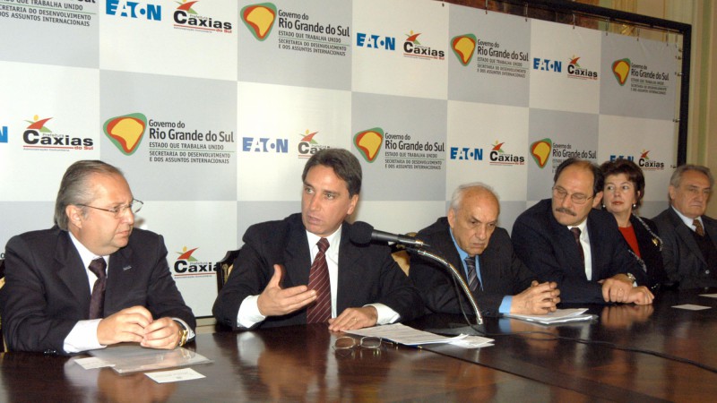 O Governador do Estado, Germano Rigotto, durante o anúncio de investimento de instalação da nova planta industrial da Eaton no município de Caxias do Sul. Presentes: O secretário do Desenvolvimento e Assuntos Internacionais, Luis Roberto Ponte, prefeito d