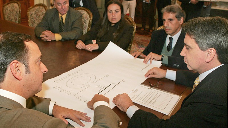 O governador do Estado, Germano Rigotto, em audiência com o prefeito de Porto Alegre, José Fogaça, discutiu com o prefeito, detalhes do projeto do memorial Leonel Brizola. Presentes: Vice-prefeito, Eliseu Santos, deputado Vieira Da Cunha e a neta de Brizo