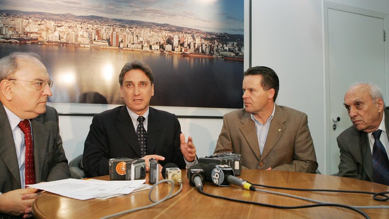 O governador do Estado, Germano Rigotto, durante coletiva de imprensa que antecedeu o embarque dos secretários do Desenvolvimento e dos Assuntos Internacionais, Luis Roberto Ponte, da Coordenação e Planejamento, João Carlos Brum Torres, e dos Transportes,