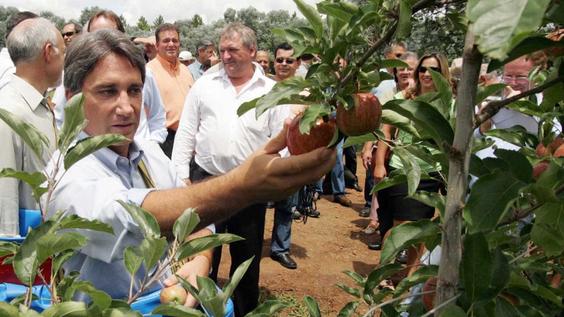 O governador Germano Rigotto participa de solenidade de abertura oficial da Colheita da Ma&ccedil;&atilde; 2006. Presente: o prefeito de Vacaria, Jos&eacute; Aquiles Susin, o presidente da Corsan, Vitor Bertini, o presidente do Banrisul, Fernando Lemos e os deputados Federais