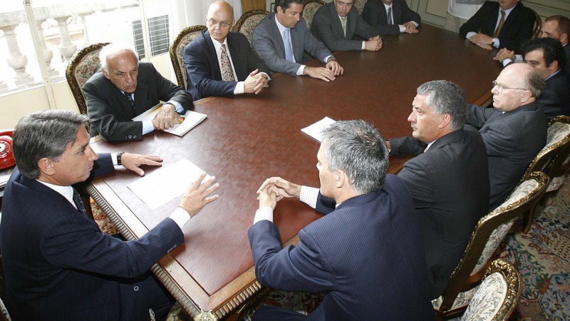 O governador do Estado, Germano Rigotto, durante a cerimônia de anúncio de investimentos da empresa de telefonia Teikon. Presentes, o secretário estadual do Desenvolvimento e Assuntos Internacionais, Luis Roberto Ponte e o diretor-presidente da CaixaRS, D