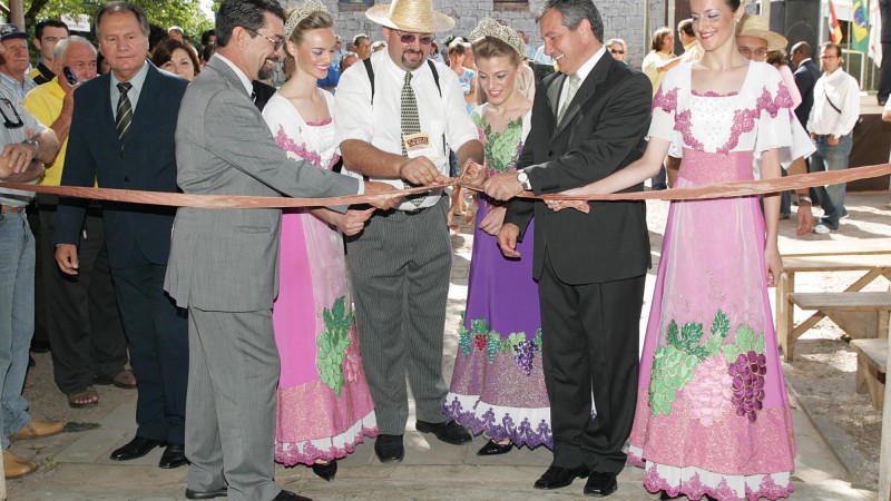 O governador do Estado em exercício, Antonio Hohlfeldt, participa da abertura oficial da 4ª Festa da Colheita e Feira do Agroturismo e Móveis do Rio das Antas, realizada no distrito de Tuiuty, no município. Presentes, o deputado federal Wilson Cignachi, o