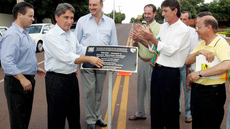 O governador Germano Rigotto durante solenidade de inauguração do trecho da RS 342, entre Maurício Cardoso e o entroncamento com a RS 305. Presentes: o secretário da Saúde, Osmar Terra, o secretário dos Transportes, Alexandre Postal, o prefeito do municíp