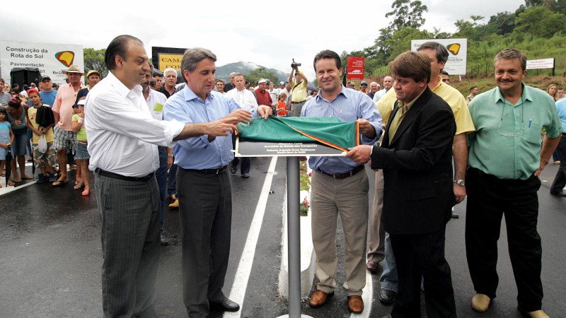 O governador Germano Rigotto participa da solenidade de entrega de pavimentação de trecho da Rota do Sol, entre Itati e Terra de Areia, na BR 101. Presentes: o chefe da Casa Civil, Alberto Oliveira, o secretário dos Transportes, Alexandre Postal e o prefe