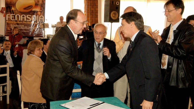 O governador do Estado, Germano Rigotto, em visita a 16ª Feira Nacional da Soja - Fenasoja. Durante o evento, o governador realizou a assinatura de contrato de intenção para expansão da fábrica de alimentos e processamento de sementes de Girassol no munic