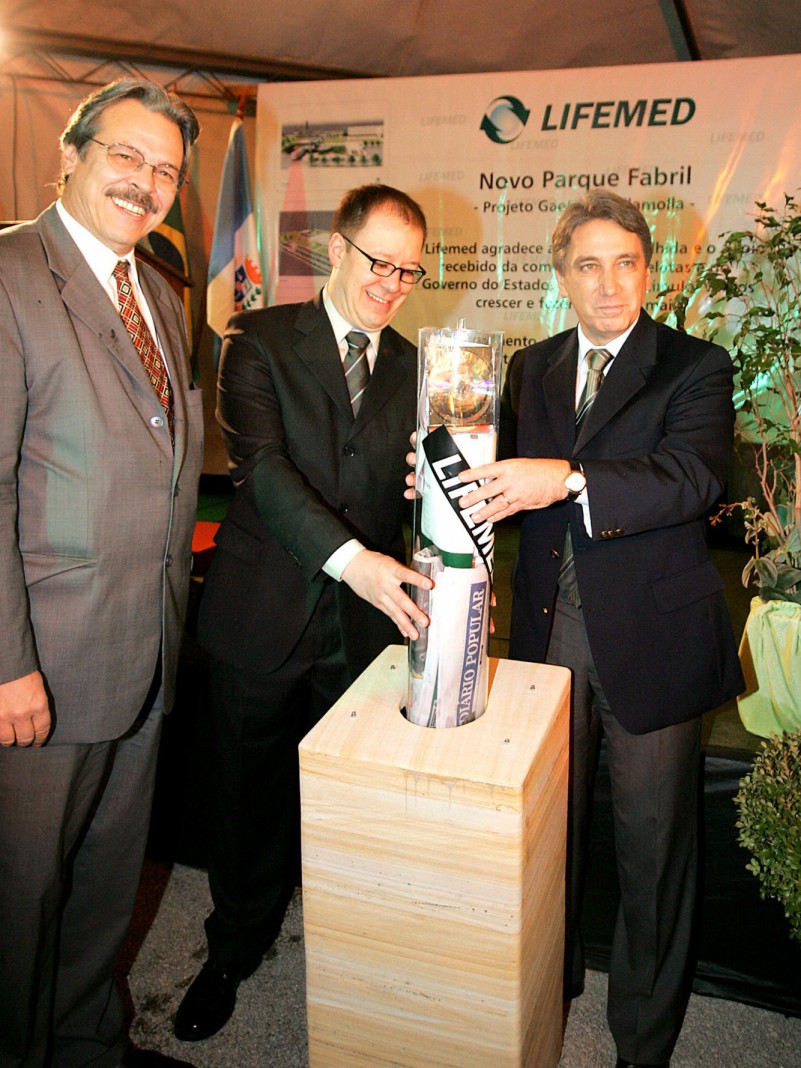 O governador do Estado, Germano Rigotto durante lançamento da pedra fundamental do parque fabril da Lifemed Industrial de Equipamentos e Artigos Médicos e Hospitalares. Presente na foto: O diretor-presidente da Lifemed do Brasil, Franco Pallamolla e o pre