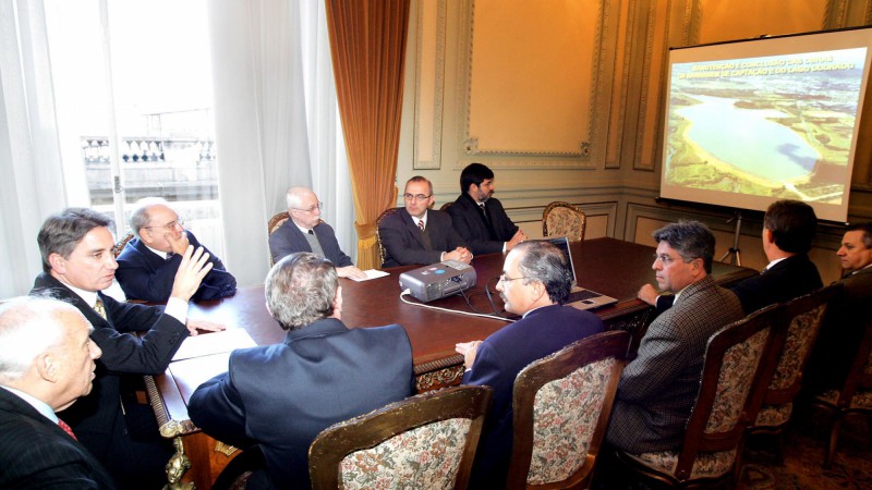 O governador do Estado, Germano Rigotto em audiência com o presidente da Corsan, Telmo Kirst. Presentes, o secretário do Estado da Coordenação e Planejamento, João Carlos Brum Torres, o secretário do Estado do Desenvolvimento e dos Assuntos Internacionais