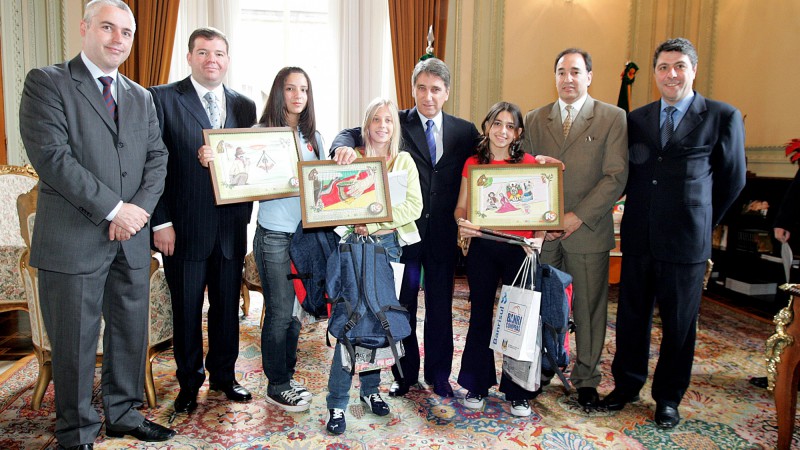 O governador do Estado, Germano Rigotto, durante a cerimônia para entrega de prêmios às crianças vencedoras do Concurso de Desenhos alusivos à Semana Farroupilha 2006 - Nossa História Nosso Orgulho. Na foto, realiza a entrega da premiação às alunas Paula