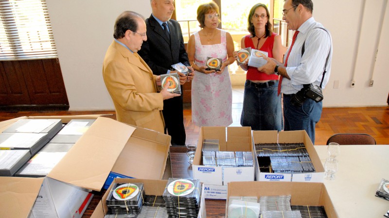 O coordenador Geral da Assessoria de Comunicação Social, Celito De Grandi e o secretário da Cultura, Vitor Hugo, durante a entrega dos arquivos fotográficos digitalizados e clipping eletrônico ao Museu de Comunicação Hipólito da Costa. Processo utilizado