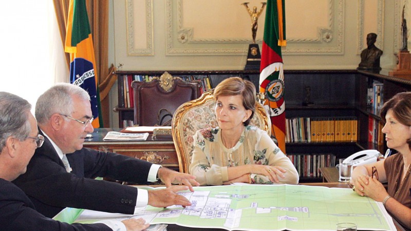 A governadora do Rio Grande do Sul, Yeda Crusius em audiência com o presidente da Votorantin Celulose e Papel, José Luciano Penido, e o diretor de Florestas, José Maria Mendes Filho.