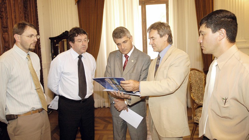O chefe da Casa Civil, Luiz Fernando Záchia, em audiência com prefeito de Veranópolis, Waldemar de Carli(2º da esq/dir) recebe convite para a inauguração da 01ª usina de Biodiesel do Estado.