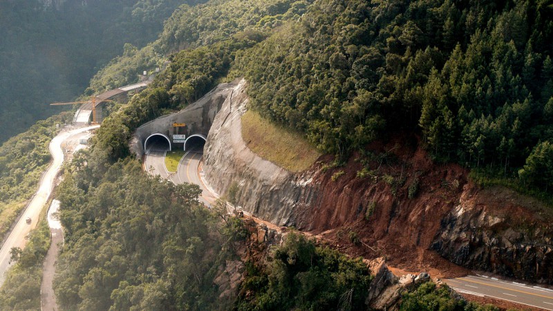 Vista aérea dos estragos causados pelas chuvas em trechos da Serra na Rota do Sol (RS 486).