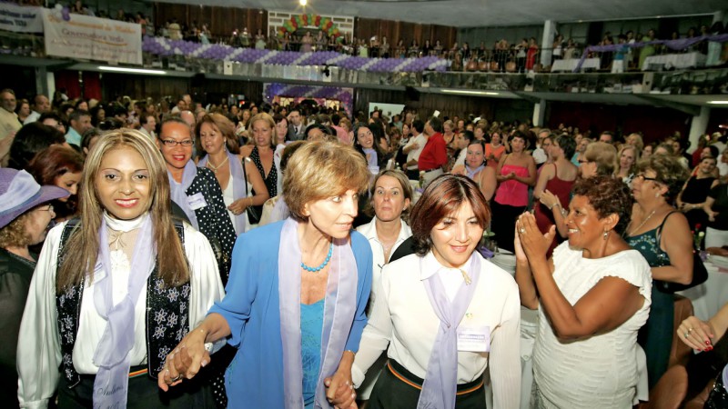A governadora do Rio Grande do Sul, Yeda Crusius, recebe homenagem no Jantar das Anitas, no Clube Farrapos, no município.