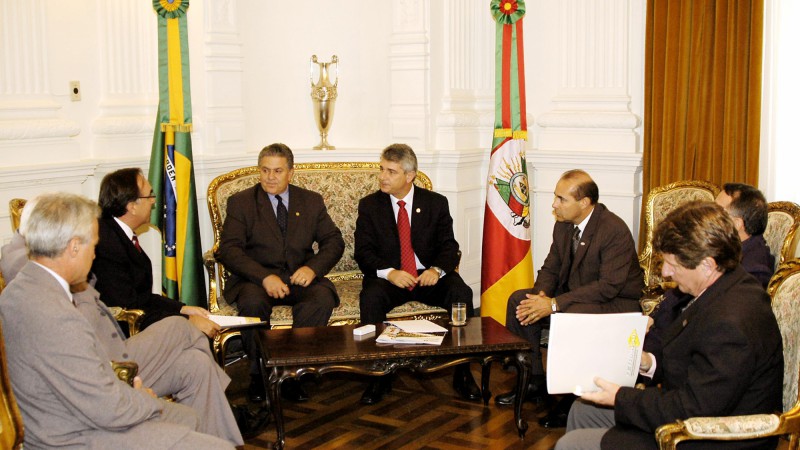 O chefe da Casa Civil, Luiz Fernando Záchia, em audiência com representantes da Fetransul e Fecavergs.