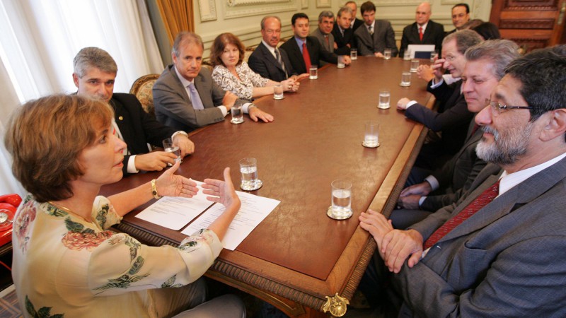 A governadora do Rio Grande do Sul, Yeda Crusius em reunião com representantes das empresas Petrobras, Brasken e Ultra.