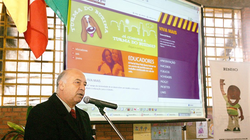 O secretário adjunto de Administração e dos Recursos Humanos, Antonio Kléber de Paula, representando a Governadora, na solenidade de lançamento do Portal Viva Mais, do Detran-RS.