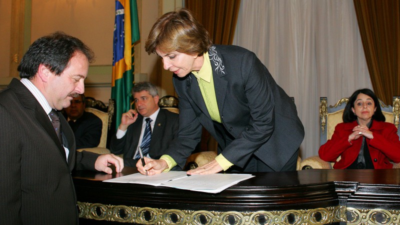 A governadora Yeda Crusius e o prefeito de Bom Jesus, José Paulo de Almeida durante a solenidade de assinatura de escritura para doação definitiva de imóveis do Estado a prefeituras gaúchas.