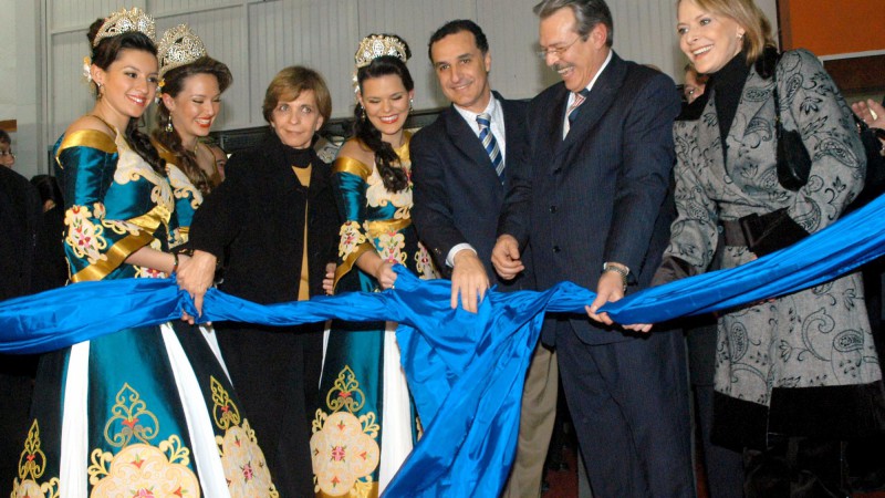 A governadora Yeda Crusius no corte da fita inaugural na abertura oficial da 15ª Feira Nacional do Doce (Fenadoce).