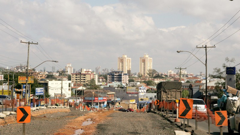 Vista parcial do andamento das obras do corredor de ônibus da Baltazar de Oliveira Garcia, o Linha Rápida, no município.