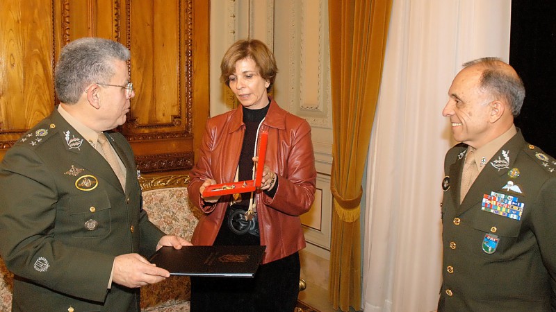 A governadora Yeda Crusius em audi&ecirc;ncia com o comandante militar do Sul, general Carlos Alberto Pinto Silva(E), que esta passando o comando ao general Jos&eacute; Elito Carvalho Siqueira(D).