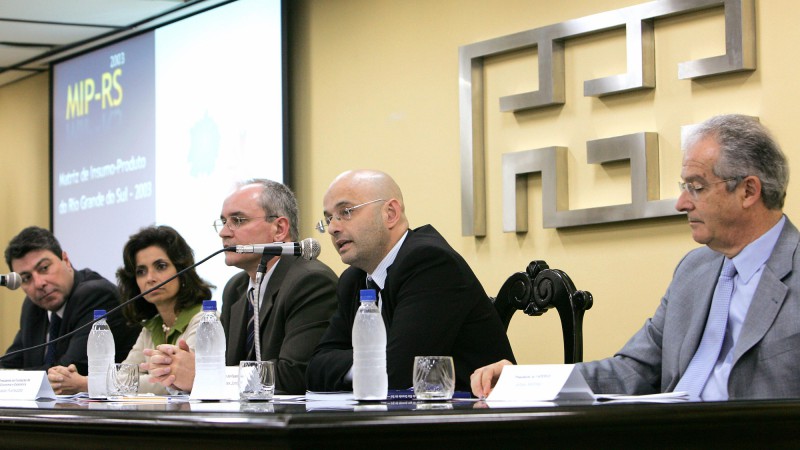 O secretário da Fazenda Aod Cunha durante lançamento da Matriz de Insumo-Produto RS, na Fundação de Economia e Estatística (FEE).