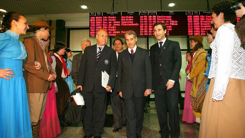 Representantes da FIFA desembarcam no aeroporto internacional Salgado Filho, onde foram recepcionados pelo prefeito de Porto Alegre, José Fogaça(ao centro), pelo secretário de Turismo, Esporte e Lazer, Luís Augusto Lara(dir). Amanhã eles vistoriam o