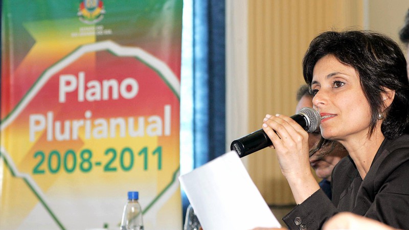 A secretária adjunta de Planejamento e Gestão, Ana Maria Severo, durante reunião para apresentação do caderno de metas de regionalização do Plano Plurianual 2008-2011 no corede Sul.