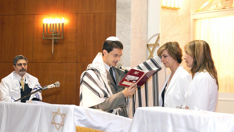 A governadora do Rio Grande do Sul, Yeda Crusius e a secretária da Cultura, Mônica Leal durante a cerimônia em Comemoração ao Ano Novo Judaico, pela Federação Israelita do Rio Grande do Sul, na sinagoga Sibra.