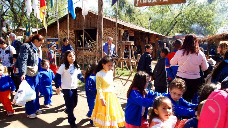 Muitas escolas visitam com seus alunos o Acampamento Farroupilha, montado no Parque da Harmonia, na capital
