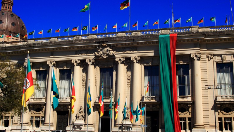 A fachada do Palácio Piratini recebeu decoração especial em alusão às comemorações da Semana Farropilha.