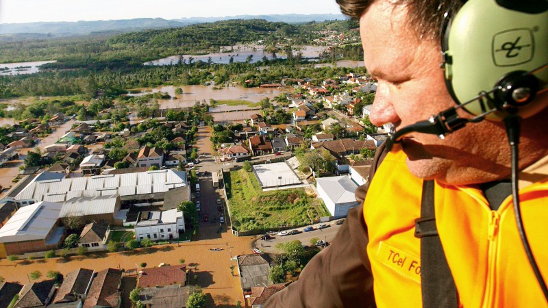 O chefe da Defesa Civil do Rio Grande do Sul, Tenente Coronel Marco Aurélio da Silva Forlin, sobrevoa as àreas atingidas pela enchente na região do Vale do Caí.
