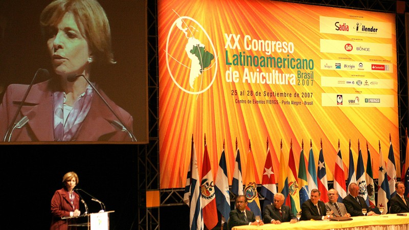 A governadora Yeda Crusius, durante a solenidade de abertura do XX Congresso Latino-americano de Avicultura, no Teatro do Sesi, no munic&iacute;pio.