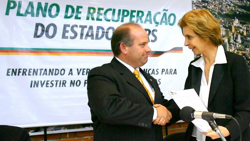 A governadora Yeda Crusius recebe sugest&otilde;es do presidente da CIC de Bento Gon&ccedil;alves, Clacir Razzador sobre o Plano de Recupera&ccedil;&atilde;o do Estado.