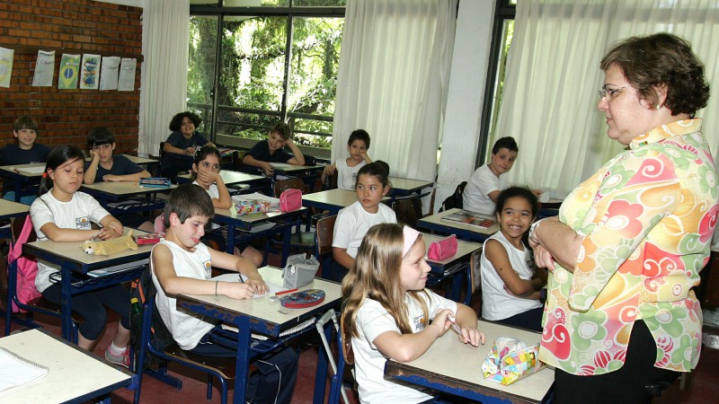 A secret&aacute;ria da Educa&ccedil;&atilde;o, Mariza Abreu, durante visita &agrave; Escola Uruguai para acompanhar a aplica&ccedil;&atilde;o das provas do Sistema de Avalia&ccedil;&atilde;o do Rendimento Escolar do Rio Grande do Sul (Saers).