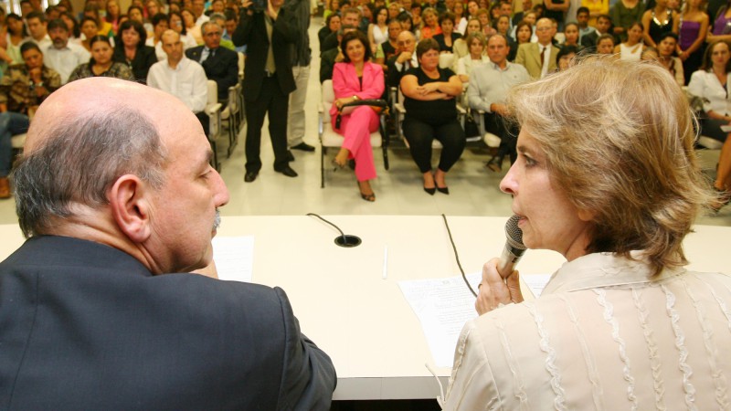 A governadora Yeda Crusius e o secretário da Saúde, Osmar Terra durante assinatura de convênios entre a Secretaria da Saúde e hospitais de Caxias do Sul, Alvorada e Cachoeirinha.