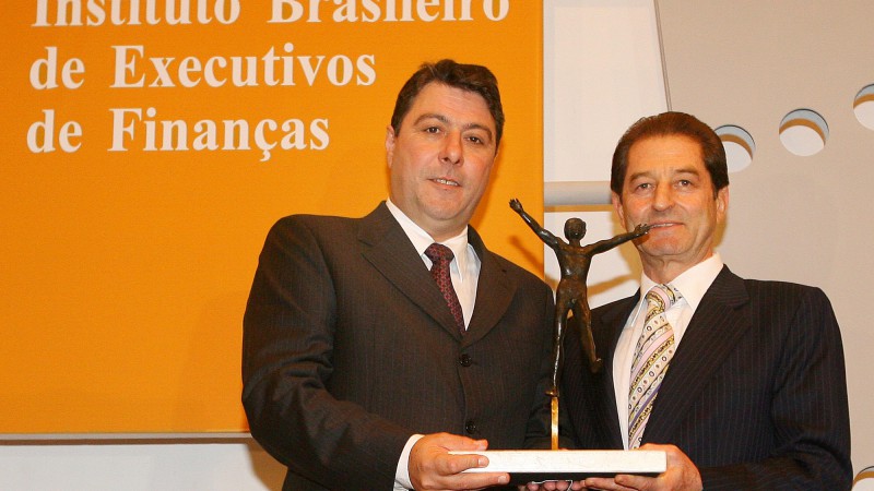 O presidente do Banrisul, Fernando Lemos recebe o troféu Equilibrista, que é conferido pelo Instituto de Executivos de Finanças do Rio Grande do Sul (Ibef-RS).