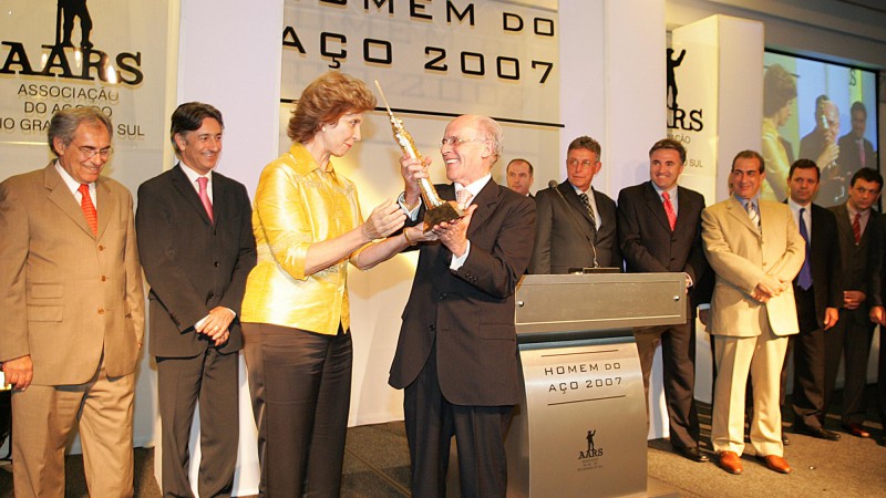 A governadora, Yeda Crusius, entrega à Jose Antonio Fernandes Martins, o troféu O Homem do Aço 2007.