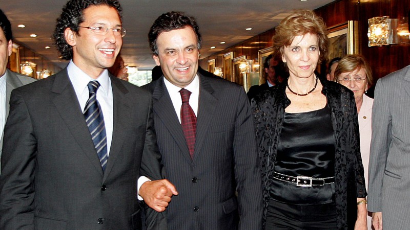 A governadora, Yeda Crusius e o governador de Minas Gerais, A&eacute;cio Neves(C), durante visita &agrave; Assembl&eacute;ia Legislativa, foram recepcionados pelo presidente da Casa, Frederico Antunes(E).