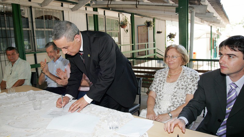 O secretário de Obras Públicas, Coffy Rodrigues durante autorização para o início das obras da nova sede da Escola Estadual de Ensino Especial Renascença.