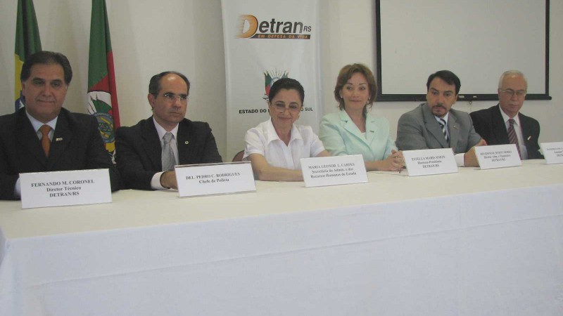 Em solenidade simples, reunindo quase a totalidade dos servidores do Detran-RS, a secretária da Administração e dos Recursos Humanos, Maria Leonor Luz Carpes, apresentou na tarde desta quinta-feira (8) aos funcionários da autarquia a nova presidente,