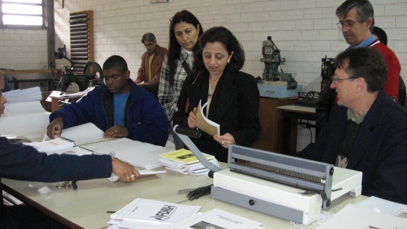 A secret&aacute;ria da Administra&ccedil;&atilde;o e dos Recursos Humanos, Maria Leonor Luz Carpes, visitou na manh&atilde; desta sexta-feira (3) a Sede Complementar da Secretaria. Acompanhada de diretores, a secret&aacute;ria esteve na marcenaria, na gr&aacute;fica e na oficina de autom&oacute;veis da