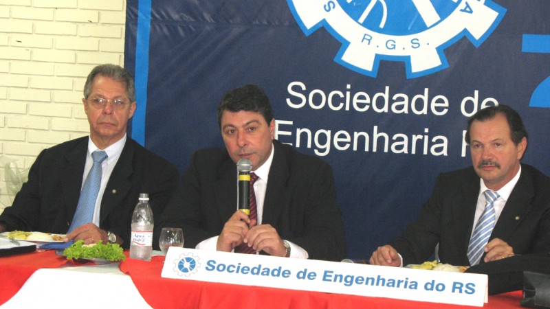O presidente do Banrisul, Fernando Lemos, foi o palestrante da reunião almoço do Conselho Deliberativo da Sociedade de Engenharia do Rio Grande do Sul, nesta quarta-feira (19), na sede social da entidade. O executivo abordou o tema Banrisul: Os Pilares