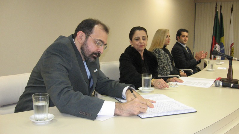 Doutor em economia, o professor Sabino da Silva Porto J&uacute;nior tomou posse na tarde desta ter&ccedil;a-feira (10) como novo diretor-presidente da Funda&ccedil;&atilde;o para o Desenvolvimento em Recursos Humanos (FDRH) do Estado acompanhado de seus diretores Rafael Vieira