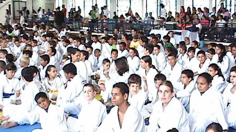 A Federação Gaúcha de Karatê promove, no próximo sábado (27), a 3ª Copa Karatê Além do Esporte. A competição, que será realizada no Centro Estadual de Treinamento Esportivo (CETE), em Porto Alegre, marca as comemorações de quatro anos do projeto Karatê