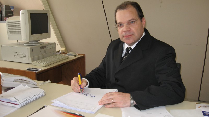 Por indicação do chefe de Polícia, delegado Pedro Carlos Rodrigues, o diretor do Departamento de Administração do Patrimônio do Estado (Deape), Edir Domeneghini, receberá a Medalha Tiradentes. A agilização pelo diretor de processos que possibilitaram a
