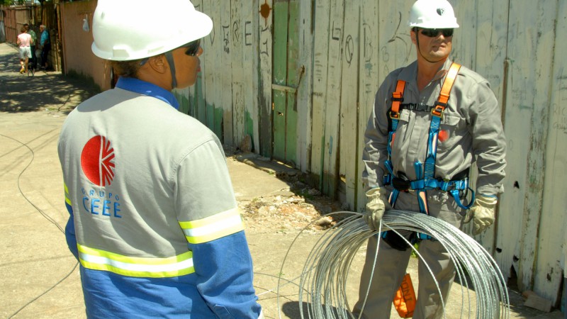 A reposição de fios de cobre roubados das redes de energia é hoje uma rotina indesejável para os eletricistas da Companhia Estadual de Distribuição de Energia Elétrica (CEEE D), que atende a mais de 1,38 milhão de clientes em 72 municípios gaúchos,