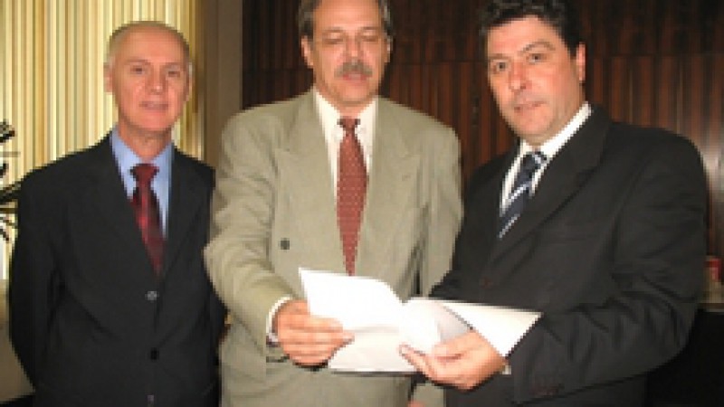 O presidente do Banrisul, Fernando Lemos, recebeu, nesta segunda-feira (26), na sede do Banco, em Porto Alegre, a visita do prefeito de Pelotas, Adolfo Fetter Júnior, que recebeu o comprovante de depósito dos recursos recebidos pela assinatura do