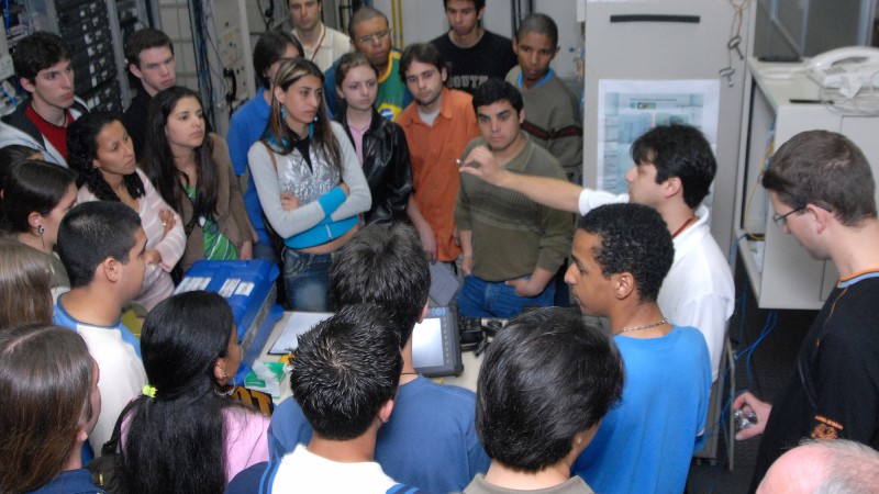 O Grupo CEEE recebeu na manhã desta quinta-feira (4), na sede da empresa, em Porto Alegre, 28 alunos formandos do curso Técnico em Sistema de Telecomunicações, do Centro Federal de Educação Tecnológica (Cefet) de Pelotas, que vieram conhecer a Divisão