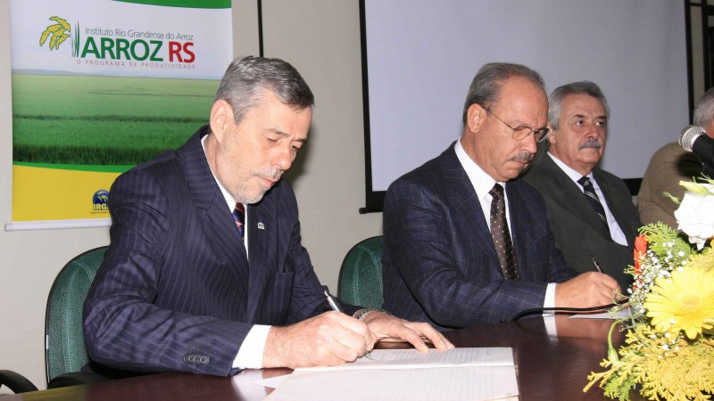 O engenheiro Maurício Fischer assumiu, oficialmente, a presidência do Instituto Rio Grandense do Arroz (Irga) em cerimônia de posse realizada nesta quinta-feira (21). Fischer reafirmou o compromisso com a lavoura arrozeira e anunciou a reformulação do